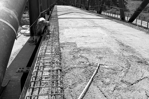 Getto della soletta in cemento armato sull’impalcato di un ponte con travatura in acciaio