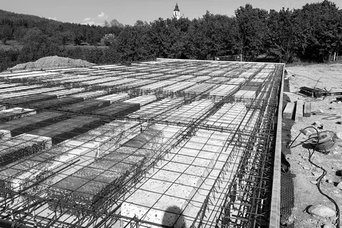 Solaio a predalles armato prima del getto, con il paese e il campanile sullo sfondo